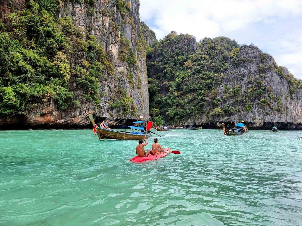  Koh Phi Phi là quần đảo lớn thuộc tỉnh Krabi, được tạo nên từ sau hòn đảo nhỏ, gồm Phi Phi Don, Phi Phi Leh, Mai Phai, Yung, Bida Nok và Bida Noi. Mỗi đảo ở Koh Phi Phi lại mang trong mình một nét đẹp riêng biệt. Trong đó, Phi Phi Leh và Phi Phi Don là hai hòn đảo có vẻ đẹp ấn tượng, được nhiều du khách đến check-in khám phá. Nếu như Phi Phi Leh nổi tiếng với vịnh Maya, vịnh Pi Leh Lagoon… thì Phi Phi Don lại nổi bật bởi Monkey Beach và Bamboo Island. Làn nước xanh trong ở Phi Phi Leh. Ảnh: Lê Dân Nam