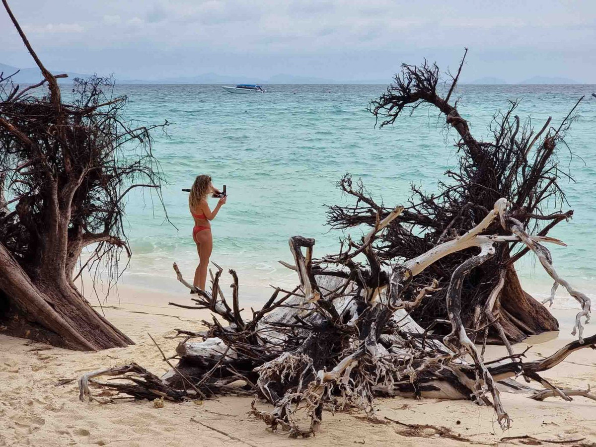 Du khách check-in tại Bamboo Island. Ảnh: Lê Dân Nam