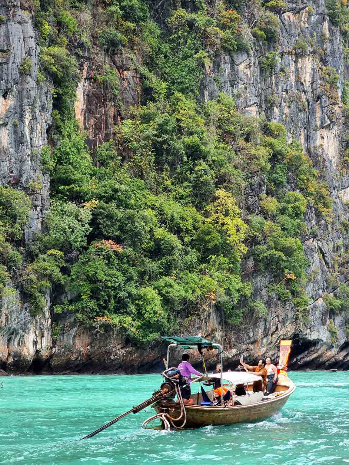 Du khách đi thuyền khám phá Monkey Beach. Ảnh: Lê Dân Nam