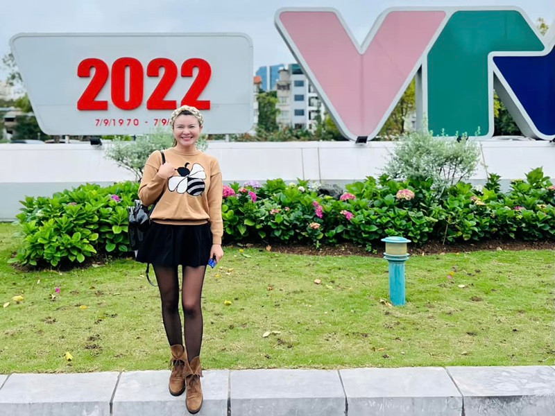 Kim Oanh còn ghi dấu ấn ở lĩnh vực sân khấu kịch và hài Tết. Bên cạnh đó, ngoài là diễn viên, cô còn đạo diễn các vở kịch, làm biên tập viên phòng sân khấu của Ban văn nghệ Đài Truyền hình Việt Nam. Năm 2012, Kim Oanh được phong tặng danh hiệu nghệ sĩ ưu tú. Ảnh: FBNV