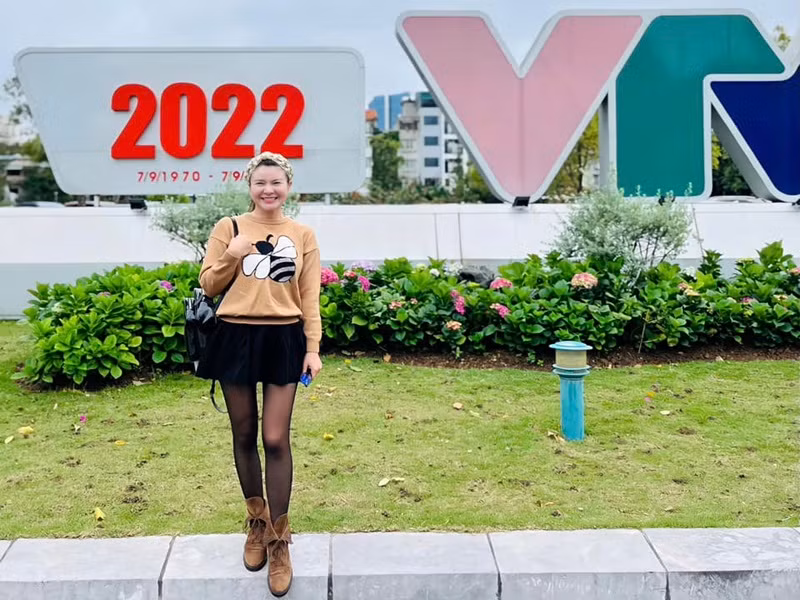 Kim Oanh còn ghi dấu ấn ở lĩnh vực sân khấu kịch và hài Tết. Bên cạnh đó, ngoài là diễn viên, cô còn đạo diễn các vở kịch, làm biên tập viên phòng sân khấu của Ban văn nghệ Đài Truyền hình Việt Nam. Năm 2012, Kim Oanh được phong tặng danh hiệu nghệ sĩ ưu tú. Ảnh: FBNV