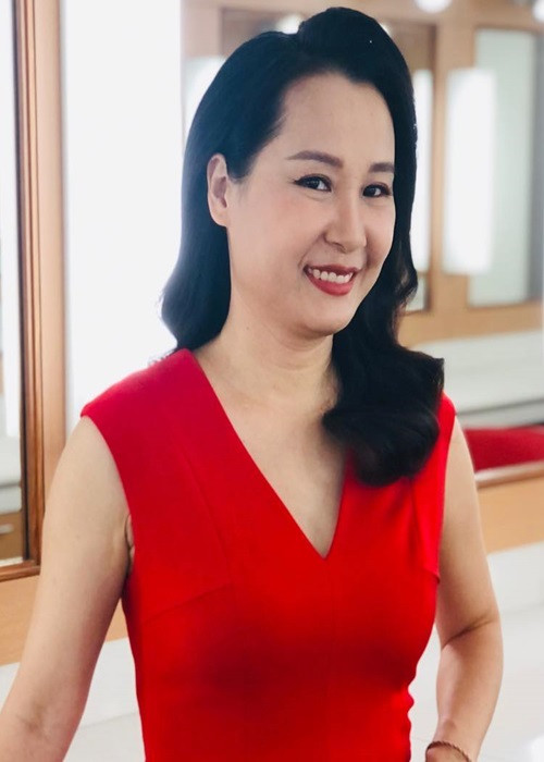 Cũng sinh năm 1975, Giáng Son có bố là nhạc sĩ, nhà nghiên cứu chèo Hoàng Kiều, mẹ là giáo viên dạy múa chèo. Từ nhỏ, cô muốn làm diễn viên chèo nhưng lại được bố dạy piano. Tuy không thích, Giáng Son vẫn phải theo học nhạc phương Tây. Sau này, cô luôn thầm cảm ơn bố đã định hình cho mình hướng đi nghệ thuật ngay từ nhỏ. Ảnh: FBNV