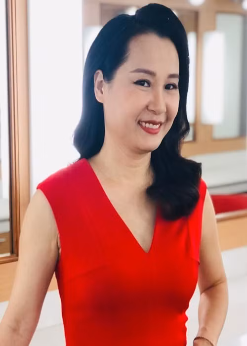 Cũng sinh năm 1975, Giáng Son có bố là nhạc sĩ, nhà nghiên cứu chèo Hoàng Kiều, mẹ là giáo viên dạy múa chèo. Từ nhỏ, cô muốn làm diễn viên chèo nhưng lại được bố dạy piano. Tuy không thích, Giáng Son vẫn phải theo học nhạc phương Tây. Sau này, cô luôn thầm cảm ơn bố đã định hình cho mình hướng đi nghệ thuật ngay từ nhỏ. Ảnh: FBNV