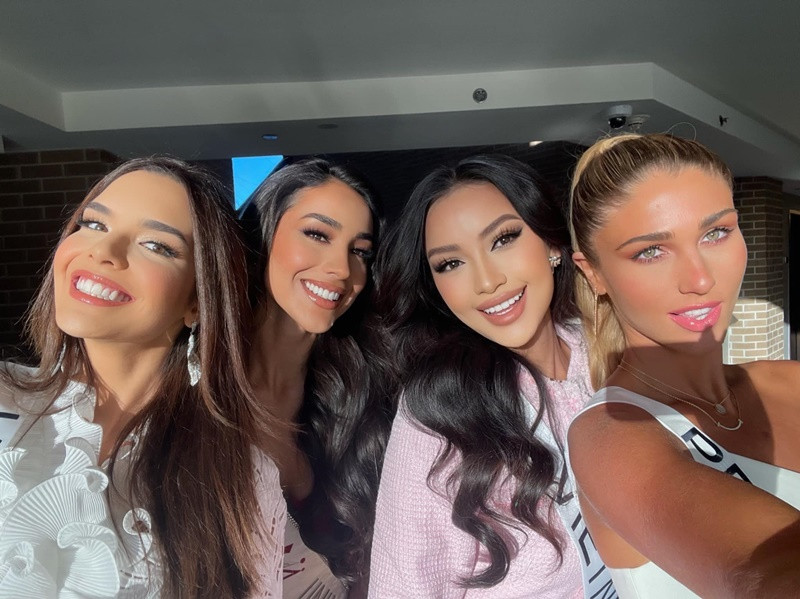 Đại diện Việt Nam dường như không bị lấn át bên các đối thủ mạnh như Venezuela (ngoài cùng bên trái), Peru (ngoài cùng bên phải). Ảnh: FBNV