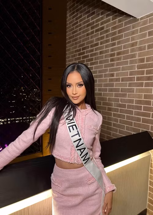 Tham gia một hoạt động mới đây của cuộc thi Miss Universe 2022 - Hoa hậu Hoàn vũ Thế giới 2022, Hoa hậu Ngọc Châu trang điểm sắc sảo, diện set trang phục, phụ kiện tông hồng. Ảnh: FBNV