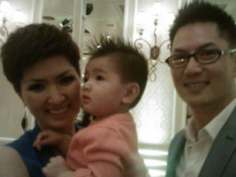 Hồng Nhung kết hôn năm 2010 với Quý Nguyễn - em trai của ca sĩ Trizzie Phương Trinh. Cả hai có một cậu con trai tên Skyler. Tuy nhiên, không lâu sau đó, hôn nhân của Hồng Nhung tan vỡ. Cô một mình nuôi con, không nhận chu cấp và giữ mối quan hệ bạn bè với chồng cũ. Ảnh: Khám phá