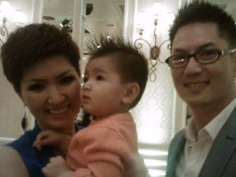 Hồng Nhung kết hôn năm 2010 với Quý Nguyễn - em trai của ca sĩ Trizzie Phương Trinh. Cả hai có một cậu con trai tên Skyler. Tuy nhiên, không lâu sau đó, hôn nhân của Hồng Nhung tan vỡ. Cô một mình nuôi con, không nhận chu cấp và giữ mối quan hệ bạn bè với chồng cũ. Ảnh: Khám phá