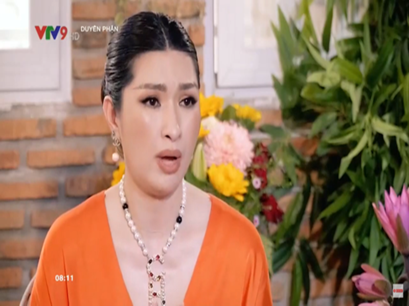 Tháng 7/2021, trong chương trình Duyên phận, Hồng Nhung chia sẻ, năm 2004, bố mẹ cô là người đầu tiên nhận được các bức ảnh nóng do tình cũ của cô phát tán. Nữ ca sĩ muốn gửi lời xin lỗi đến bố mẹ. “Điều khiến tôi đau đớn nhất là làm cha mẹ mình đau lòng vì tôi không bao giờ gột rửa được điều này”, Hồng Nhung trải lòng. Ảnh: Yan