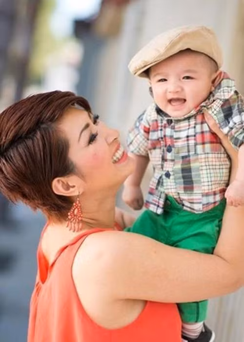 Khi ly hôn, Hồng Nhung phát hiện con trai bị tự kỷ. Cô kể lại, có những đêm, cô phải ngồi ôm con cả đêm và thức trắng vì bé rất khó ngủ. Năm 2020, Hồng Nhung cho biết, cô gửi con trai cho bố của bé. "Bây giờ, tôi nghĩ đã đến lúc Skyler cần bố vì 1 cậu bé trưởng thành sẽ có những hoạt động như thể thao, có bố hỗ trợ thì Skyler sẽ sống tốt thôi”, nữ ca sĩ chia sẻ. Ảnh: Khám phá