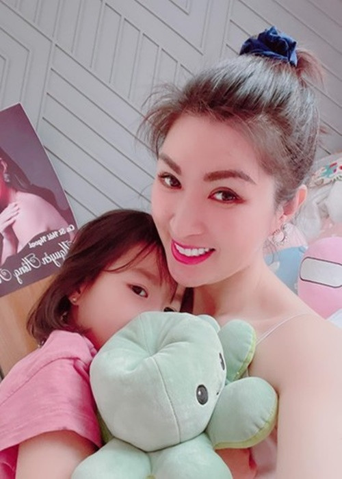 Xuất hiện trong talkshow “Chuyện ngại nói với Xuân Lan” năm 2021, Hồng Nhung tố tình cũ không làm tròn bổn phận của một người cha vì không đến thăm con gái hay gọi điện hỏi han. Ảnh: FBNV