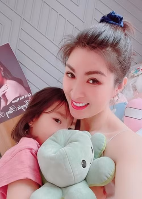 Xuất hiện trong talkshow “Chuyện ngại nói với Xuân Lan” năm 2021, Hồng Nhung tố tình cũ không làm tròn bổn phận của một người cha vì không đến thăm con gái hay gọi điện hỏi han. Ảnh: FBNV