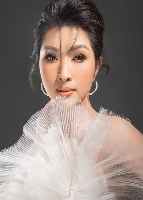 Cuộc đời của Hồng Nhung không ít gập ghềnh. Cách đây nhiều năm, ảnh nóng do bạn trai cũ phát tán khiến cô lao đao. Năm 2005, nữ ca sĩ phải sang Mỹ sinh sống. Ảnh: FBNV