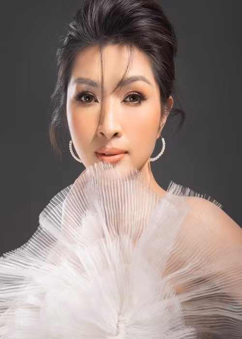 Cuộc đời của Hồng Nhung không ít gập ghềnh. Cách đây nhiều năm, ảnh nóng do bạn trai cũ phát tán khiến cô lao đao. Năm 2005, nữ ca sĩ phải sang Mỹ sinh sống. Ảnh: FBNV