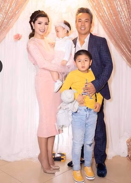 Năm 2015, Hồng Nhung gắn bó với doanh nhân Minh Quân và sinh thêm một bé gái. Năm 2019, nữ ca sĩ chia tay bạn trai. Ảnh: Vietnamnet