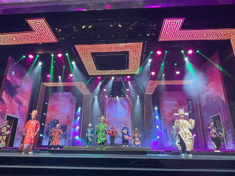 Ê-kíp Táo Quân 2023 tổng duyệt trước giờ ghi hình.