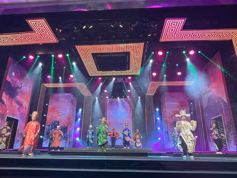 Ê-kíp Táo Quân 2023 tổng duyệt trước giờ ghi hình.