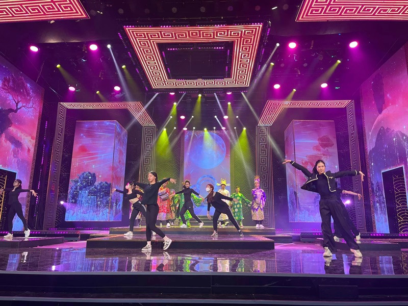 Sân khấu Táo Quân được dàn dựng hoành tráng.