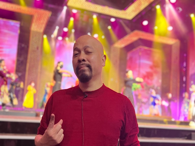 NTK Đức Hùng cũng đăng tải trước giờ ghi hình Táo Quân 2023. Người thiết kế trang phục cho dàn diễn viên Táo Quân chia sẻ: “Trước giờ G. Bao ngày tháng chuẩn bị xiêm y và tập luyện đêm ngày”.