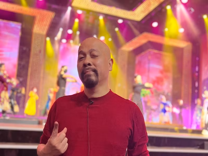 NTK Đức Hùng cũng đăng tải trước giờ ghi hình Táo Quân 2023. Người thiết kế trang phục cho dàn diễn viên Táo Quân chia sẻ: “Trước giờ G. Bao ngày tháng chuẩn bị xiêm y và tập luyện đêm ngày”.