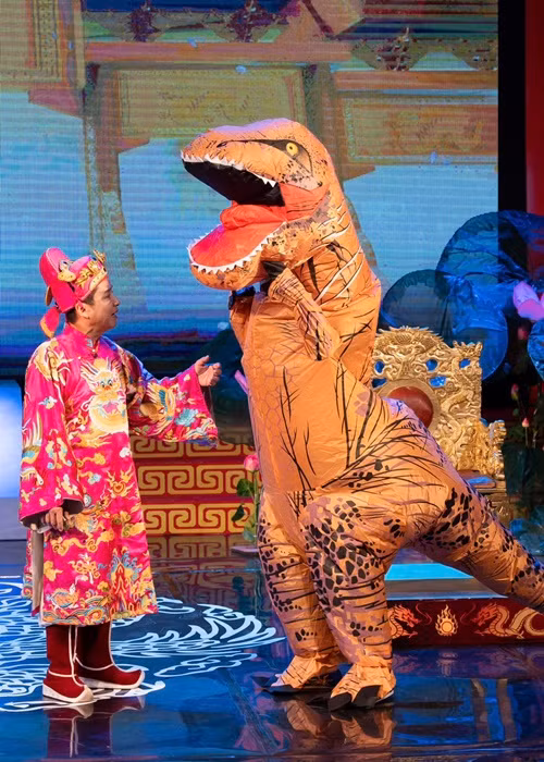 Trước giờ G, nghệ sĩ Chí Trung dí dỏm viết: "Đã bảo là không có giấy mời xem Táo đâu, đừng hỏi nữa nhá Khủng Long".