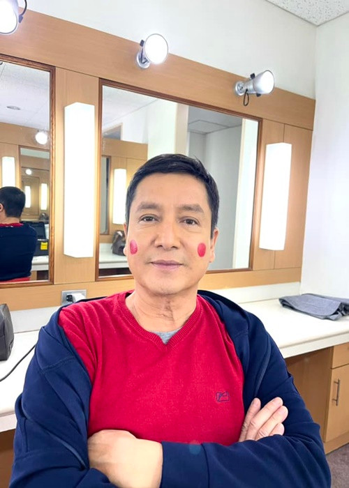 Trước đó, nam nghệ sĩ chia sẻ: “Năm nay lại cho Táo Giao thông má đỏ hây hây xem đời có son hơn không”.