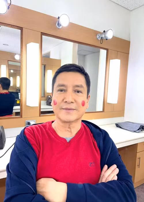 Trước đó, nam nghệ sĩ chia sẻ: “Năm nay lại cho Táo Giao thông má đỏ hây hây xem đời có son hơn không”.