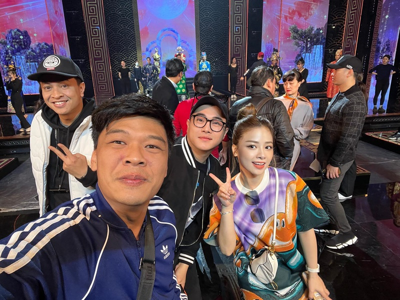 Tối nay (ngày 6/1), Táo Quân 2023 có buổi ghi hình đầu tiên. Trước giờ G, ca sĩ Minh Quân (thứ 3 bên trái) đăng tải một số hình ảnh hậu trường.