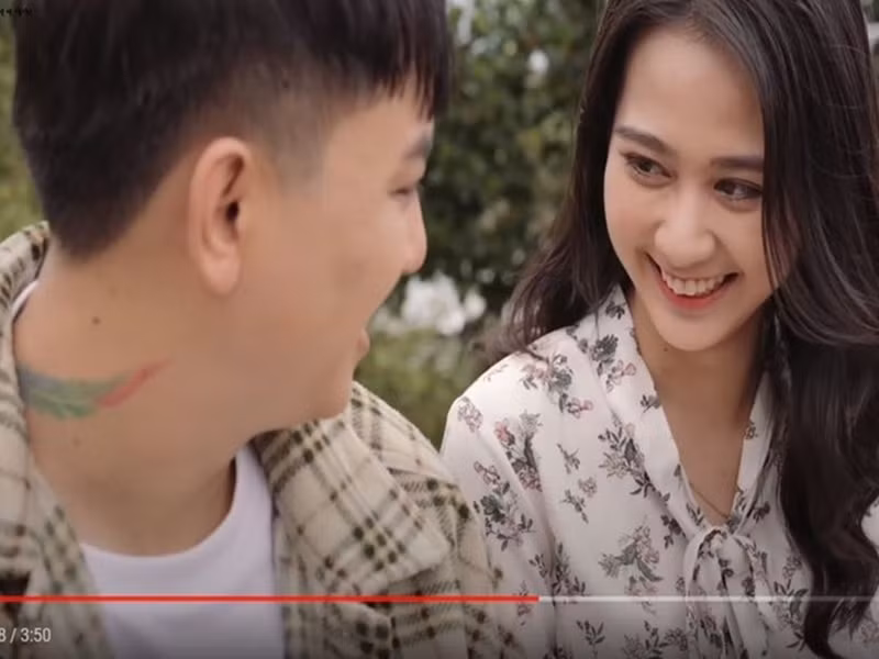 Một số cư dân mạng cho rằng Hoài Lâm có thể đã giới thiệu bạn gái thông qua MV “Người mới”. Ảnh chụp màn hình