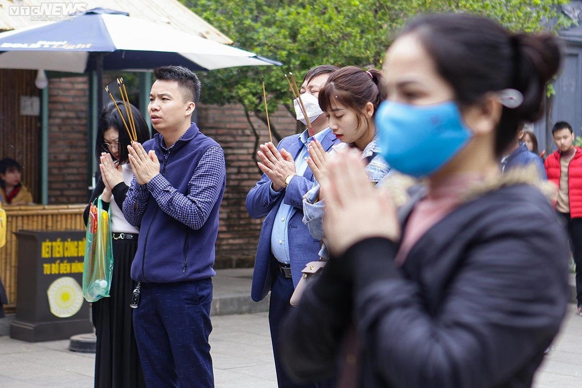 Về Đền Hùng, ai ai cũng mong muốn một năm mới an lành, hạnh phúc.