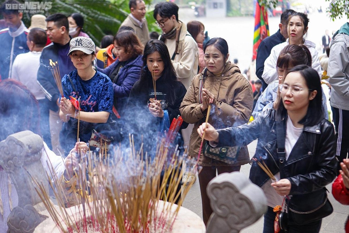 Thời tiết hôm nay tại Phú Thọ khá thuận lợi cho việc đi lại nên lượng du khách đến Đền Hùng khá đông.