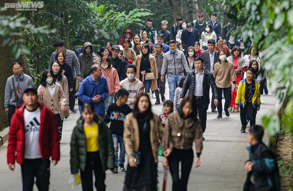 Các tuyến đường dẫn vào Khu di tích lịch sử Đền Hùng nườm nượp dòng người từ khắp mọi miền đất nước. Không ít người từ các tỉnh thành khác cũng tìm về đất Tổ, hướng về nguồn cội, tưởng nhớ công ơn các vị vua Hùng.