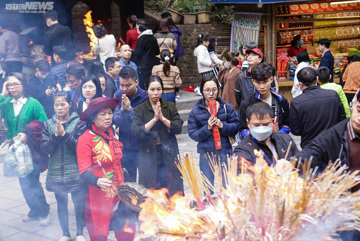 Dù lượng khách thập phương về du xuân, dâng lễ Đền Hùng ngày Mùng 1 Tết năm nay khá đông nhưng tình hình an ninh trật tự được duy trì khá tốt, không xảy ra hiện tượng chen lấn xô đẩy. Việc giữ gìn vệ sinh chung cũng được đảm bảo, không có hiện tượng xả rác bừa bãi.