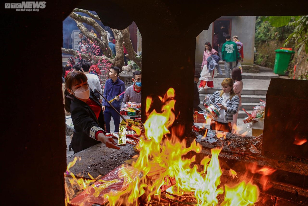 Khu vực hoá vàng mã và trước cổng Đền Thượng luôn trong tình trạng đông kín người.