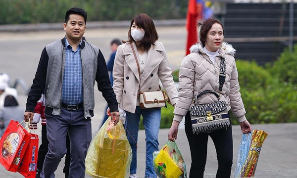 Ngày 22/1 (tức mùng 1 Tết Nguyên đán Quý Mão 2023), rất đông người dân ở khắp mọi miền đất nước đổ về Đền Hùng dâng hương, kính lễ.