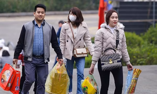 Ngày 22/1 (tức mùng 1 Tết Nguyên đán Quý Mão 2023), rất đông người dân ở khắp mọi miền đất nước đổ về Đền Hùng dâng hương, kính lễ.