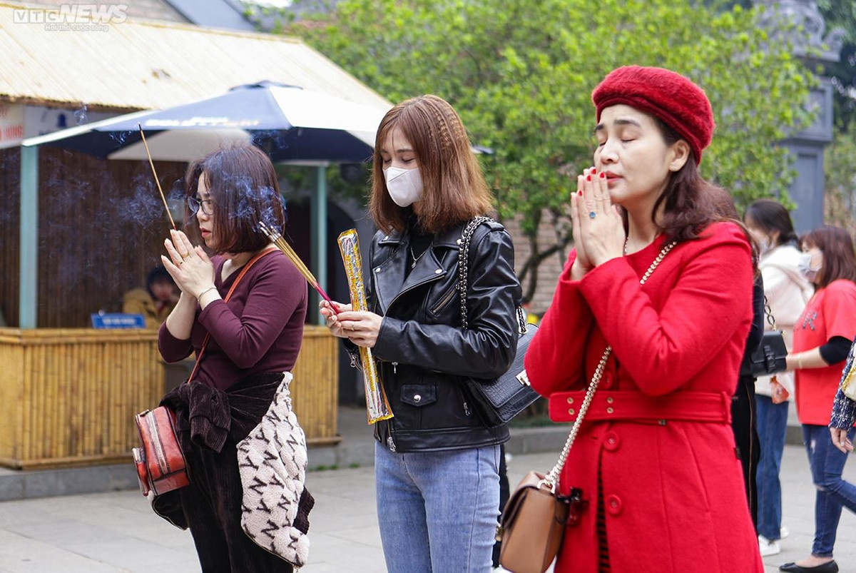 Chị Lê Thị Khánh Linh (Tam Nông, Phú Thọ) chia sẻ: "Đã thành thông lệ, năm nào tôi cũng cùng gia đình đi lễ Đền Hùng vào ngày mùng 1 Tết. Đền Hùng là chốn linh thiêng, điểm đến được nhiều người dân thập phương lựa chọn trong ngày đầu năm, cầu mong một năm mới an khang, thịnh vượng, mọi sự thuận lợi".