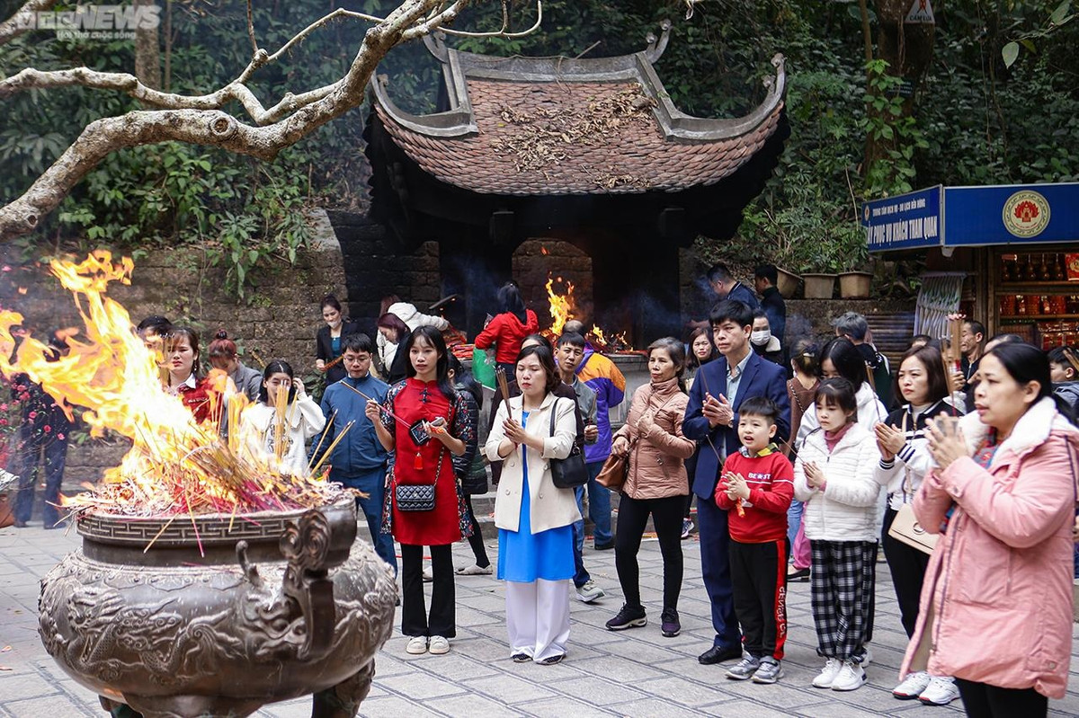 Mọi người thành tâm dâng hương thơm, lễ vật để cầu mong tổ tiên phù hộ cho một năm bình an may mắn, thuận buồm xuôi gió.