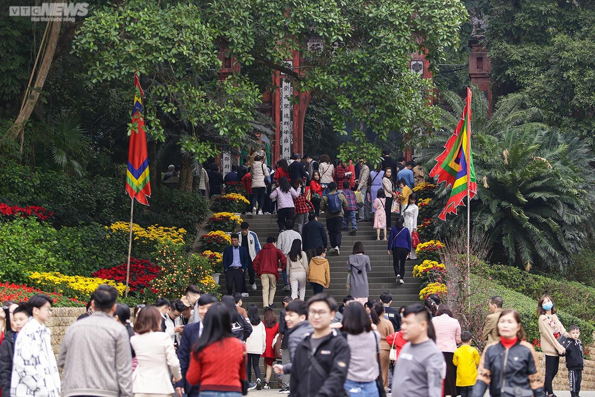 Từ sân hành lễ và sân dẫn tới cổng Đại môn, dòng người thập phương nườm nượp kéo dài. Khu vực cổng Đại môn rất đông người dân đứng dâng hương.