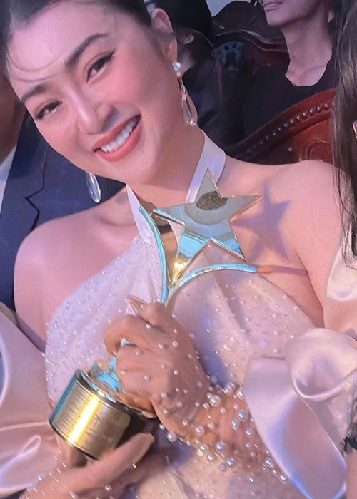 Mới đây, tại Lễ trao giải Ngôi sao xanh, Thanh Trúc đoạt giải Nữ diễn viên được yêu thích nhất với vai diễn trong phim "Rồi 30 năm sau". Ảnh: FBNV