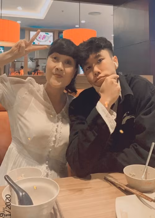 Trong một cuộc phỏng vấn với Vietnamnet, Vân Dung chia sẻ, con trai không muốn làm cái bóng của mẹ nên khi thi vào trường sân khấu điện ảnh hay tham gia bất kỳ một cuộc thi nghệ thuật nào, Long Vũ sẽ không nói mẹ mình là nghệ sĩ Vân Dung. “Táo bà” rất tự hào khi con trai coi mẹ như thần tượng. Ảnh: FBNV