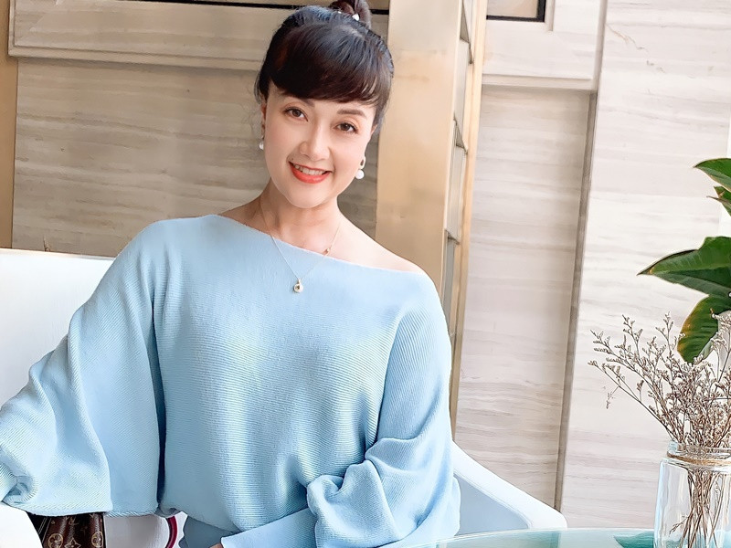 Ngoài đời, Vân Dung sống nội tâm, sợ những nơi đông người. "Mỗi lần bước chân xuống sân khấu lúc nào cũng trong tình trạng ngại ngùng, xấu hổ, rụt rè rồi đi vào những nơi vắng người, ngồi một mình và ít khi trò chuyện", cô kể. Ảnh: FBNV