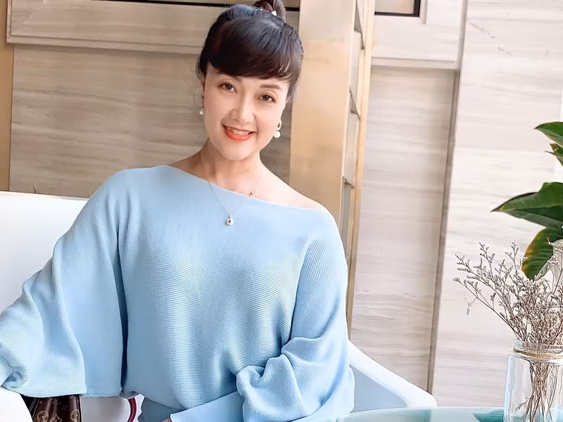 Ngoài đời, Vân Dung sống nội tâm, sợ những nơi đông người. "Mỗi lần bước chân xuống sân khấu lúc nào cũng trong tình trạng ngại ngùng, xấu hổ, rụt rè rồi đi vào những nơi vắng người, ngồi một mình và ít khi trò chuyện", cô kể. Ảnh: FBNV