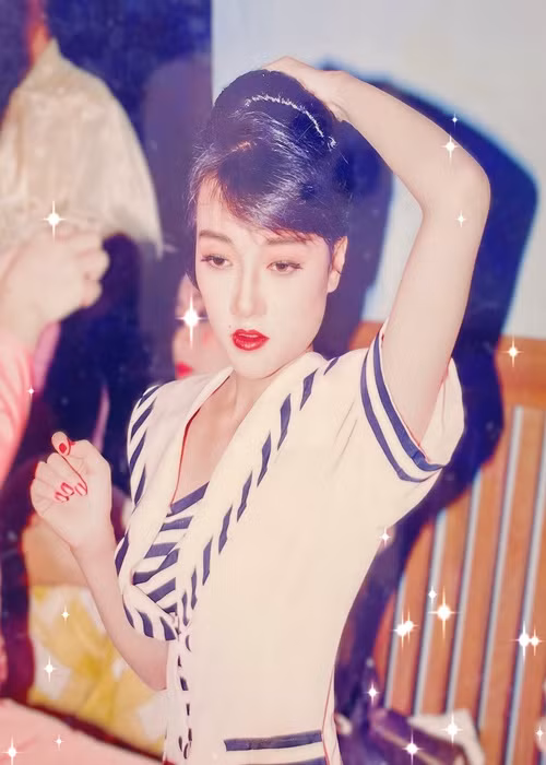 Nữ nghệ sĩ hài từng tham gia cuộc thi Hoa hậu Việt Nam năm 1992. Ở sân chơi này, cô lọt top 15 chung cuộc. Thi nhan sắc chỉ là cuộc dạo chơi tuổi trẻ của Vân Dung nên Hoa hậu Việt Nam là cuộc thi sắc đẹp đầu tiên và duy nhất mà cô tham gia. Ảnh: FBNV