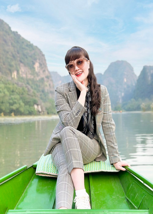 Khi bị khán giả đặt ra những hoài nghi khi giữ kín như bưng về ông xã, Vân Dung chọn cách giữ im lặng. Ảnh: FBNV