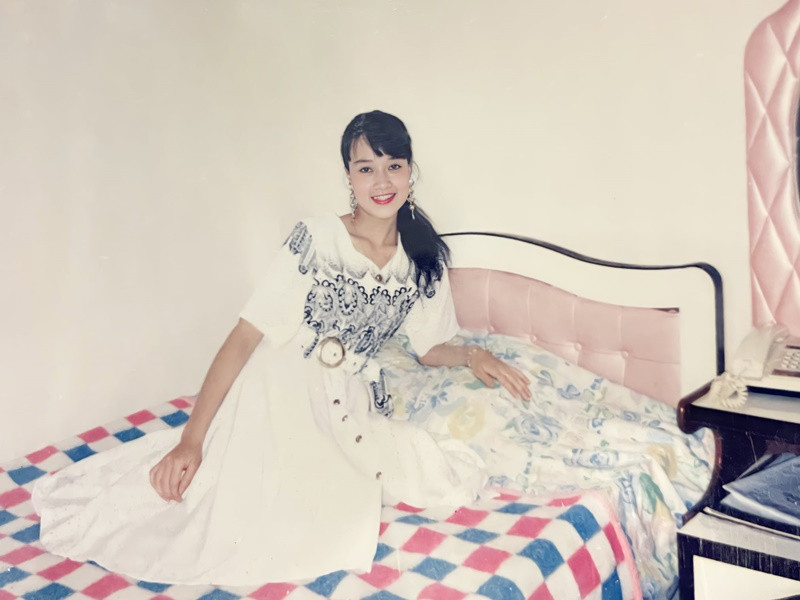 Khi Vân Dung vào lớp 2, cô cùng mẹ và chị gái chuyển về Hà Nội ở trong căn nhà 6m2, còn bố vẫn ở Thái Nguyên công tác. Nữ nghệ sĩ tự lập từ bé. 6 tuổi, Vân Dung đã biết tự nấu cơm. Ảnh: FBNV