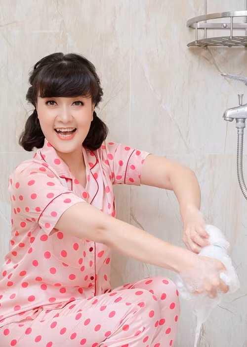 Vân Dung tự nhận, ngoài đời cô kỹ tính đến mức hâm và dị. “Sạch sẽ, kỹ tính quá cũng làm những người xung quanh thấy phiền và không vui. Nghĩa là khi tôi sạch sẽ cũng muốn tất cả những người xung quanh phải sạch sẽ, gọn gàng theo”, Vân Dung chia sẻ trên Dân Trí. Ảnh: FBNV