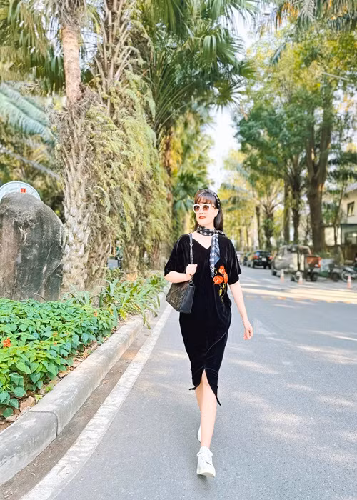 Trong lần hiếm hoi chia sẻ về chồng trên truyền thông, cô chia sẻ, sau khi kết hôn và sinh con, ông xã của Vân Dung công tác ở miền Nam, còn cô hoạt động chính ở Hà Nội. Ngoài ra, chồng Vân Dung không bao giờ biết ghen và cô cũng vậy. Ảnh: FBNV