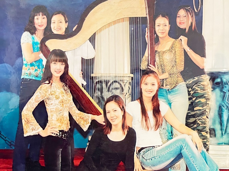 Năm 1990, Vân Dung giấu gia đình để thi tuyển vào Nhà hát Tuổi trẻ. Lần đó, cô trúng tuyển vào lớp Diễn viên khóa 2. Trong 30 năm gắn bó với Nhà hát, Vân Dung đảm nhận vai phụ. Chỉ vài năm trở lại đây, cô mới được giao vai chính. Ảnh: FBNV