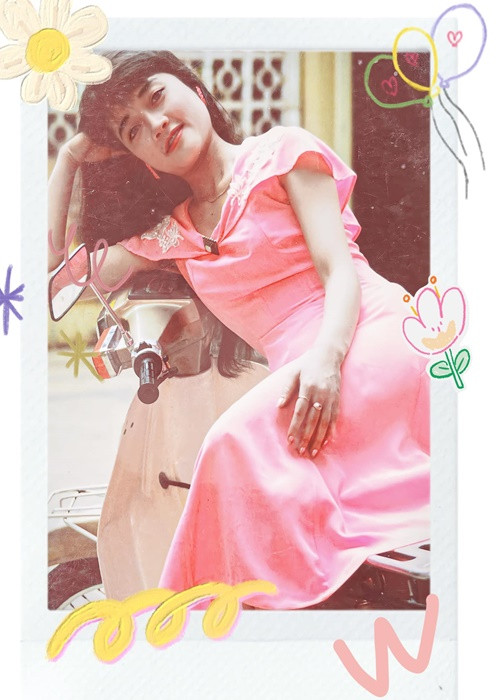 Vân Dung tâm sự trên Vietnamnet về tuổi thơ: “Ngày xưa tôi không nghĩ nhà tôi nghèo, vì nhìn xung quanh tất cả mọi người đều nghèo. Nhiều người ngủ ngoài đường, gầm cầu, ghế đá… mình được ngủ trong căn nhà 6m2 chui ra chui vào là giàu lắm rồi". Ảnh: FBNV