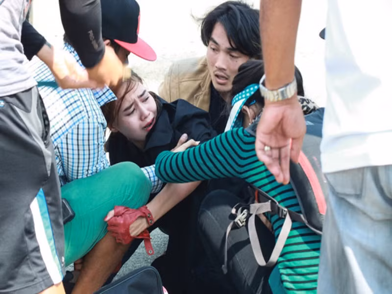 Trong một pha rượt đuổi phim "Găng tay đỏ", do không phanh kịp, Ninh Dương Lan Ngọc bị ngã, va chạm mạnh khiến chân bị móc ngược vào bánh xe. Lan Ngọc bị gãy xương chân, phải bó bột. Ảnh: Dân Việt